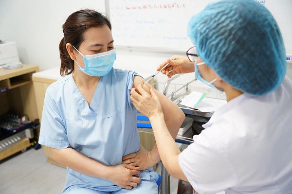 tiem vac xin covid cho nhân viên y tế